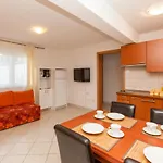 Апартаменты Family Friendly With A Swimming Pool Okrug Gornji, Ciovo - 10401 Трогир
