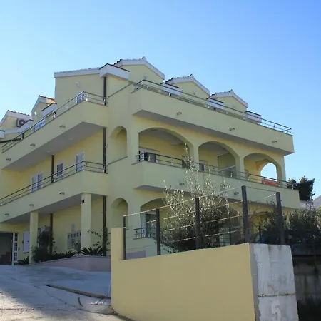 Family Friendly With A Swimming Pool Okrug Gornji, Ciovo - 10401 Апартаменты *