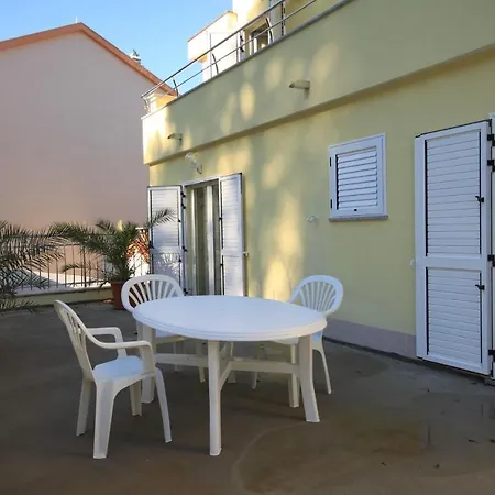 Family Friendly With A Swimming Pool Okrug Gornji, Ciovo - 10401 Апартаменты